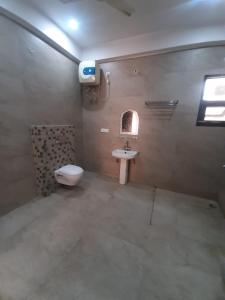 Um banheiro em OYO Krishna Guest House