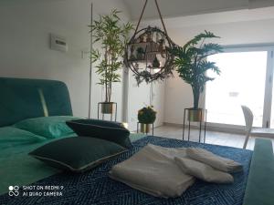 1 dormitorio con cama con almohadas y lámpara de araña en Casa Belvedere en Agrigento
