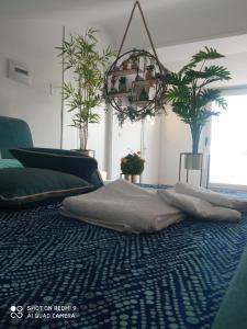 アグリジェントにあるCasa Belvedereの植物のある部屋で、ベッドが青い敷物の上に座っています。