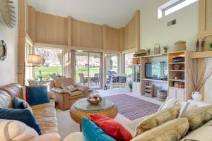 Χώρος καθιστικού στο Upscale La Quinta Retreat 5 Mi to Coachella!