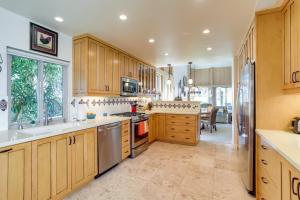 Η κουζίνα ή μικρή κουζίνα στο Upscale La Quinta Retreat 5 Mi to Coachella!