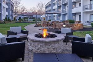 a fire pit in the middle of a courtyard at Courtyard by Marriott Indianapolis Castleton in Indianapolis