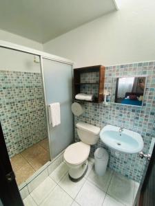 łazienka z toaletą i umywalką w obiekcie Hotel Alicia w mieście Fortuna