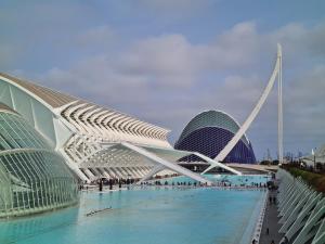 un grande edificio con piscina di fronte di Hlius Brand New Apartments a Valencia