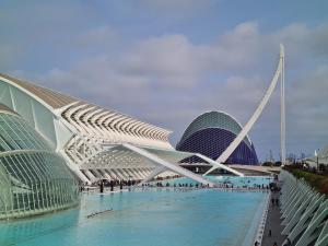 un gran edificio con una piscina frente a él en Hlius Brand New Apartments, en Valencia