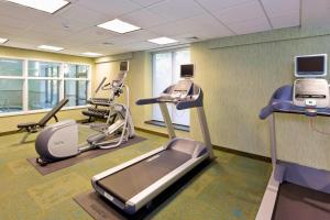 um ginásio com equipamento de exercício e dois telemóveis em SpringHill Suites by Marriott Philadelphia Langhorne em Langhorne