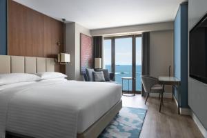 Cama ou camas em um quarto em Izmir Marriott Hotel