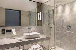 Um banheiro em Izmir Marriott Hotel