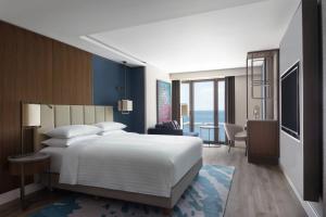 Cama ou camas em um quarto em Izmir Marriott Hotel