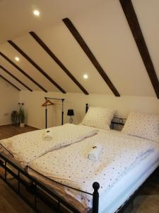 una camera da letto con un grande letto in mansarda di Kuća za odmor Kustura a Ilok