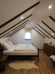 sypialnia z dużym łóżkiem na poddaszu w obiekcie Kuća za odmor Kustura w mieście Ilok