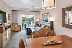 uma sala de estar com um sofá e uma mesa em Sheraton Broadway Resort Villas em Myrtle Beach