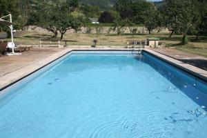 una gran piscina de agua azul en Chalet con piscina en Peón "Los Tres Robles", 