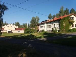 a large white house with an ivy at Voionmaa Voionmajoitus in Ylöjärvi