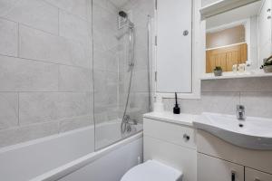 a bathroom with a toilet and a sink and a shower at Cosy 2 bed apartment close to CC - Free parking in Manchester