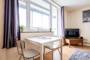 a white table and chairs in a room with a window at Cosy 2 bed apartment close to CC - Free parking in Manchester