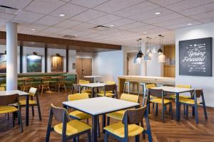 Fairfield by Marriott Inn & Suites Hagerstown tesisinde bir restoran veya yemek mekanı