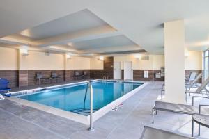 黑格斯敦的住宿－Fairfield by Marriott Inn & Suites Hagerstown，酒店大堂的游泳池,配有桌椅