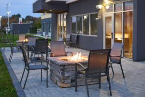 - un ensemble de chaises autour d'un foyer extérieur sur une terrasse dans l'établissement Fairfield by Marriott Inn & Suites Hagerstown, à Hagerstown