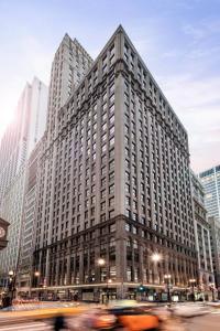 un edificio alto con coches delante en Residence Inn by Marriott Chicago Downtown/Loop en Chicago