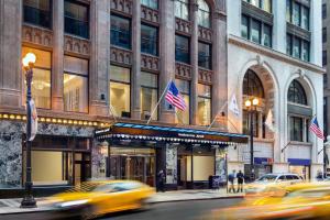 ein Gebäude auf einer Straße mit Autos davor in der Unterkunft Residence Inn by Marriott Chicago Downtown/Loop in Chicago