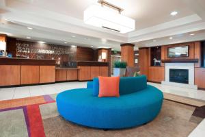 un soggiorno con divano blu e camino di Fairfield Inn & Suites El Centro a El Centro