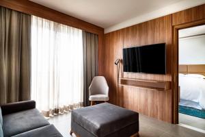 TV a/nebo společenská místnost v ubytování Sheraton Santos Hotel