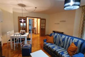 een woonkamer met een bank en een tafel bij Apartamento playa Llas in Foz