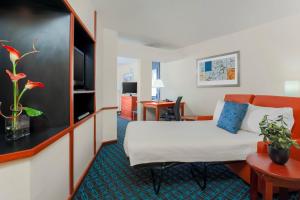 艾申特羅的住宿－菲爾福德旅館&埃爾森特羅套房酒店，配有一张床和一张书桌的酒店客房