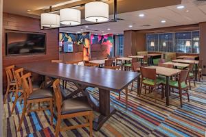 une salle à manger avec une grande table et des chaises dans l'établissement Fairfield Inn & Suites by Marriott Terrell, à Terrell
