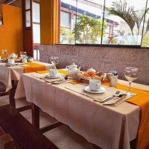 una mesa en un restaurante con platos de comida. en Casablanca Hostal en Arequipa