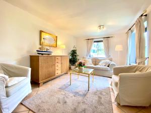 ein Wohnzimmer mit Sofa und Tisch in der Unterkunft Barbarahof Ferienwohnung Vita Erdgeschoss in Markdorf