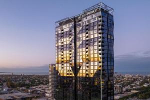 墨爾本的住宿－AC Hotel by Marriott Melbourne Southbank，灯光照亮高楼的一种 ⁇ 染