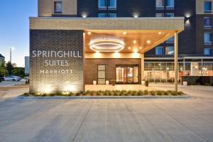 een gebouw met een bord met singular suites marriott bij SpringHill Suites by Marriott Cincinnati Blue Ash in Blue Ash
