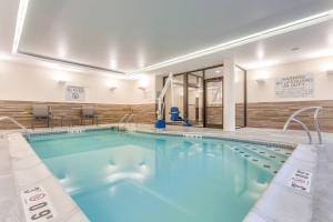 duży basen w pokoju hotelowym w obiekcie Fairfield Inn & Suites by Marriott Jasper w mieście Jasper