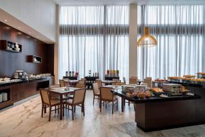 un ristorante con tavoli e sedie e un buffet di Residence Inn by Marriott Rio de Janeiro Barra da Tijuca a Rio de Janeiro