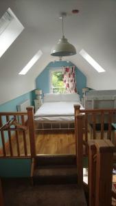 Schlafzimmer mit einem Bett und einem Fenster in der Unterkunft The Garden Apartment in Enniskillen
