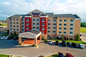 uma imagem de um hotel com estacionamento em Fairfield Inn and Suites by Marriott Weatherford em Weatherford