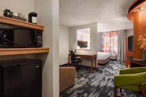 Habitación de hotel con cama y habitación con microondas en Fairfield Inn & Suites Stillwater, en Stillwater