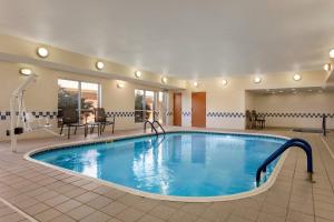 una piscina en medio de una habitación de hotel en Fairfield Inn & Suites Stillwater, en Stillwater