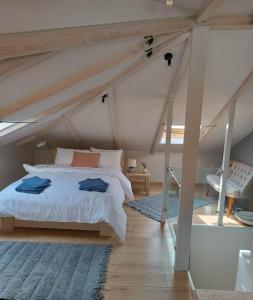 A bed or beds in a room at ΟNIRO Comfort Living