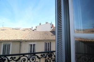 d'un balcon avec vue sur le bâtiment. dans l'établissement Roussy Nîmes Romaine, à Nîmes