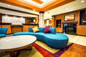 埃克塞特的住宿－朴茨茅斯埃克塞特萬豪費爾菲爾德客棧及套房酒店，客厅配有蓝色的沙发和桌子