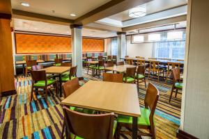 une salle à manger vide avec des tables et des chaises dans l'établissement Fairfield Inn and Suites by Marriott Portsmouth Exeter, à Exeter