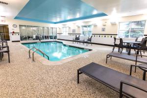una gran piscina con sillas y una mesa en un edificio en Fairfield Inn and Suites by Marriott Portsmouth Exeter en Exeter