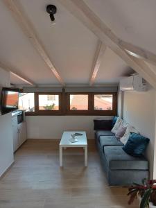 A seating area at ΟNIRO Comfort Living