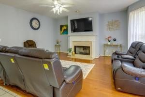 sala de estar con 2 sofás de cuero y chimenea en Quaint Fayetteville Vacation Rental with Lake Access, en Fayetteville