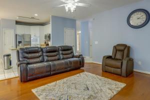 Area soggiorno di Quaint Fayetteville Vacation Rental with Lake Access