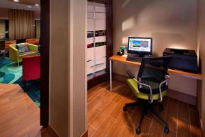 um escritório com uma secretária, um computador e uma cadeira em SpringHill Suites by Marriott Waterford / Mystic em New London
