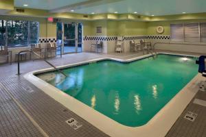 una gran piscina en una habitación de hotel en SpringHill Suites by Marriott Waterford / Mystic, en New London